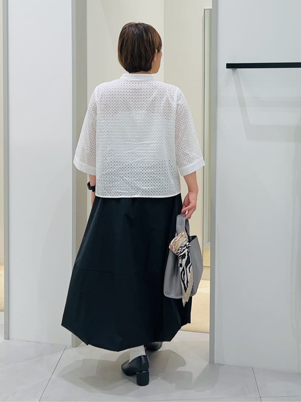 タナさんの「THE SHOP TK｜5分袖レース刺繍コットンシャツ」を使ったコーディネート