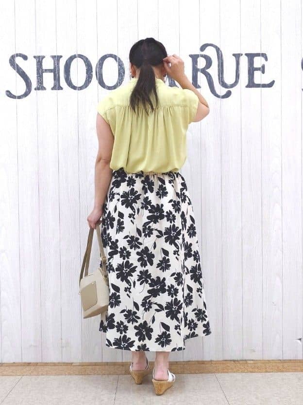 とろろさんの「SHOO･LA･RUE｜【S-LL/洗濯後しわになりにくい】上品にきれい見え スラブギャザーブラウス」を使ったコーディネート