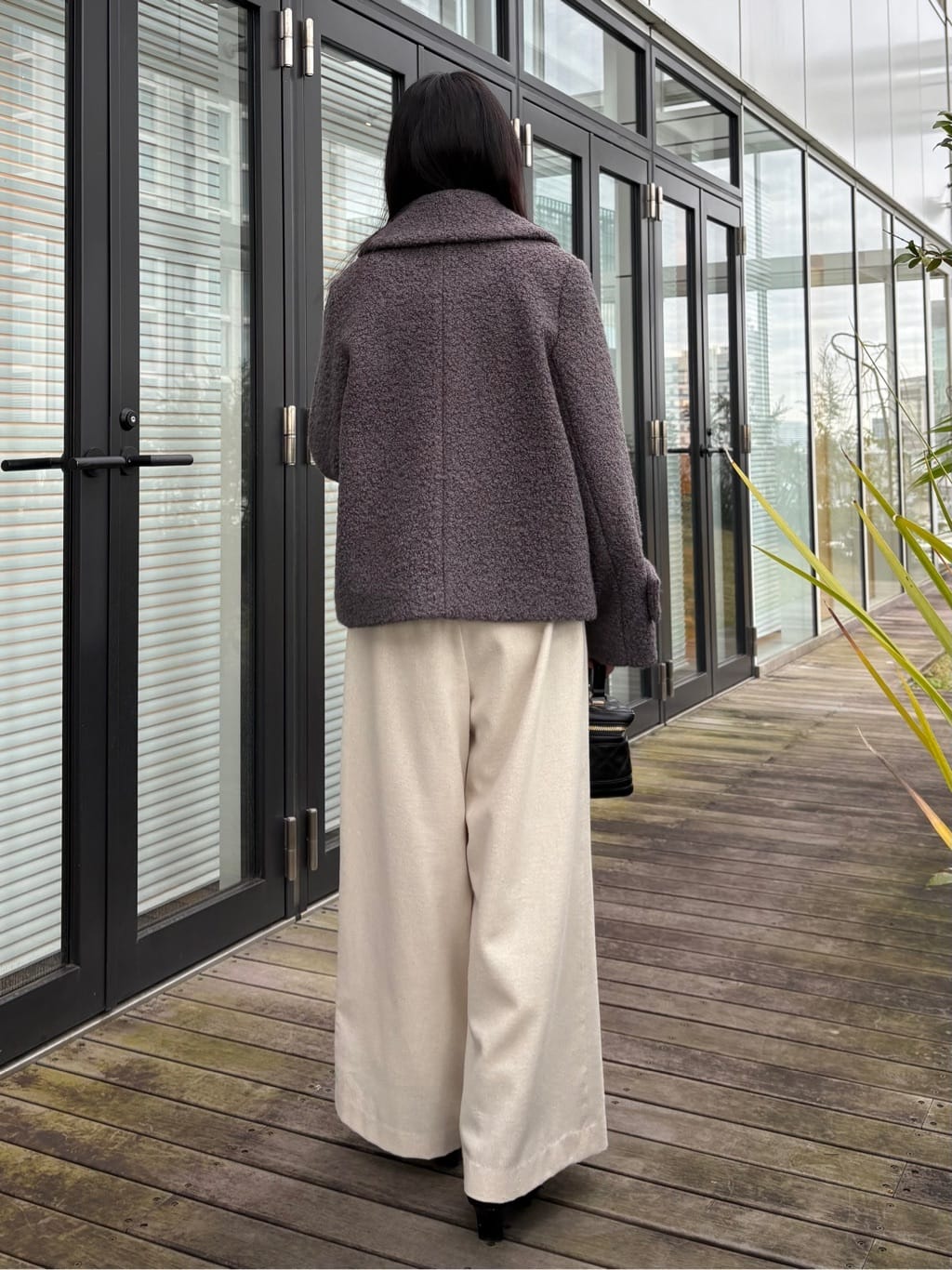 AOIさんの「Couture brooch｜【S-LL/無地・チェック柄】プードルボア ショートコート」を使ったコーディネート