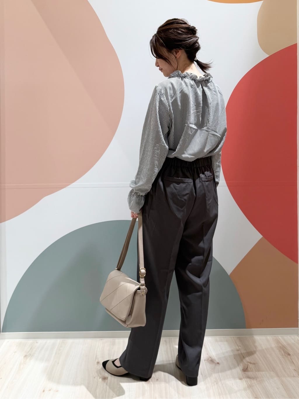 長女さんの「SHOO･LA･RUE｜【S-LL】ウエストリボンがアクセント ゆったりテーパードパンツ」を使ったコーディネート