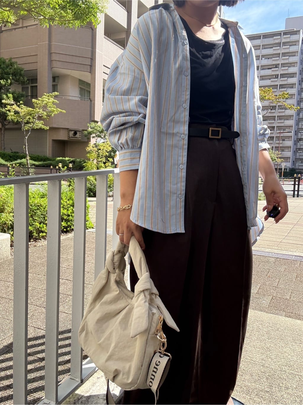 chさんの「THE SHOP TK｜【後ろ姿もサマになる】ストライプ バックシャーリングシャツ/体型カバー/洗える」を使ったコーディネート