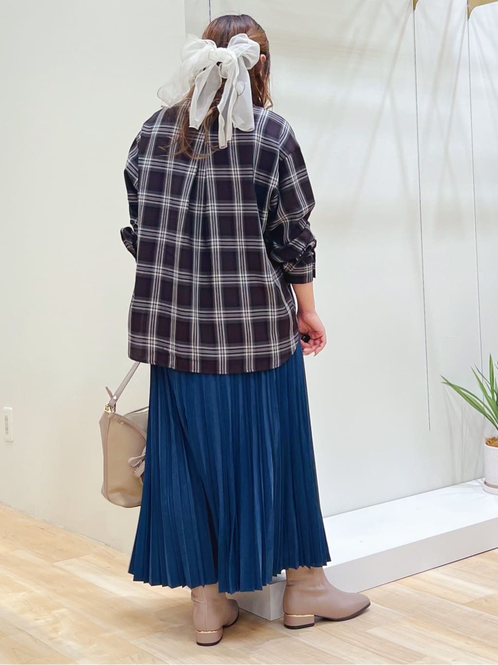 みことさんの「grove｜今の季節にちょうどいい　オンブレーチェックシャツ」を使ったコーディネート