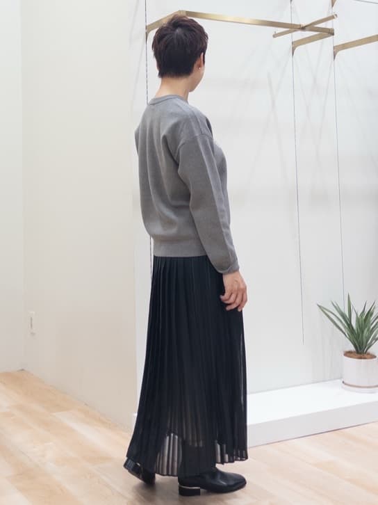 シュウコさんの「grove｜カレッジロゴキーネックニット」を使ったコーディネート