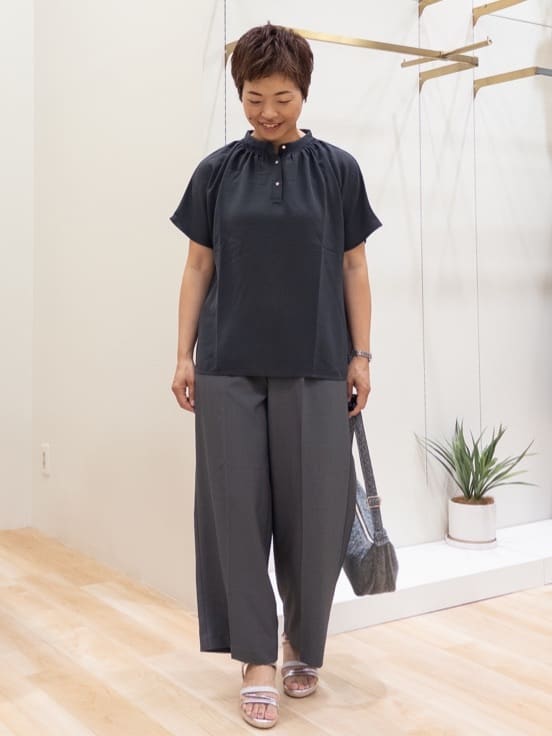 シュウコさんの「grove｜キレイも動きやすさも　美脚見えハイパーストレッチパンツ」を使ったコーディネート