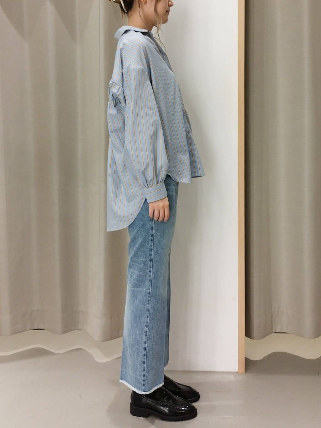 ミリさんの「THE SHOP TK｜【後ろ姿もサマになる】ストライプ バックシャーリングシャツ/体型カバー/洗える」を使ったコーディネート