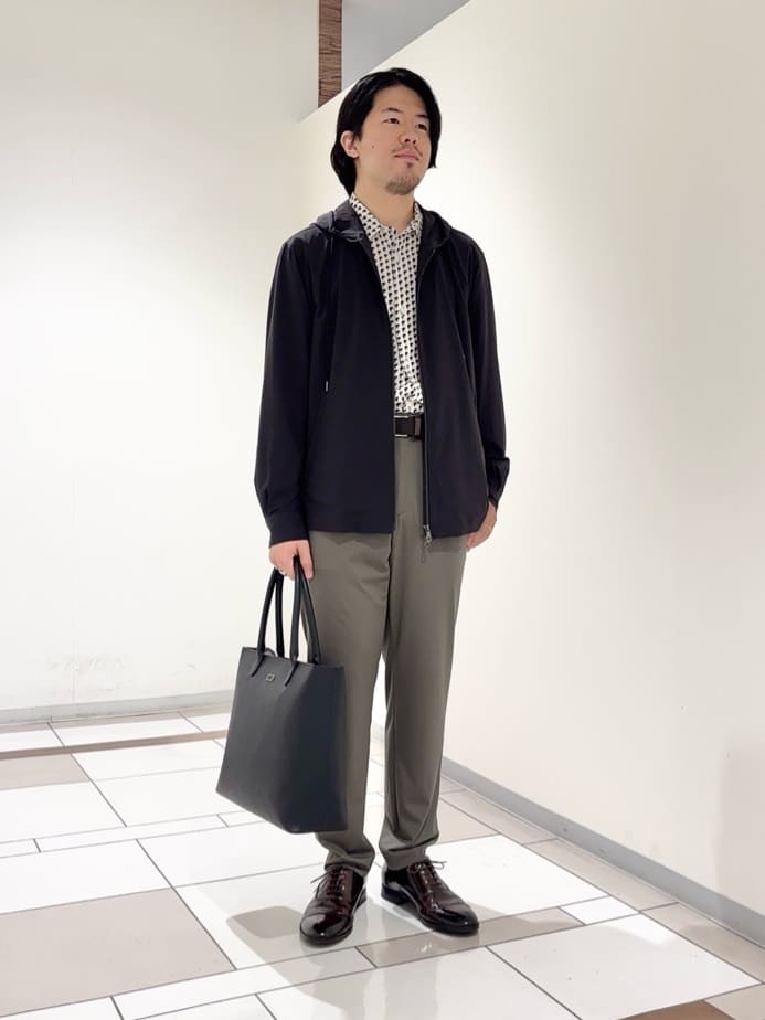 及川さんの「TAKEO KIKUCHI｜【3D ナイロン ストレッチ】ジップアップ フードブルゾン」を使ったコーディネート