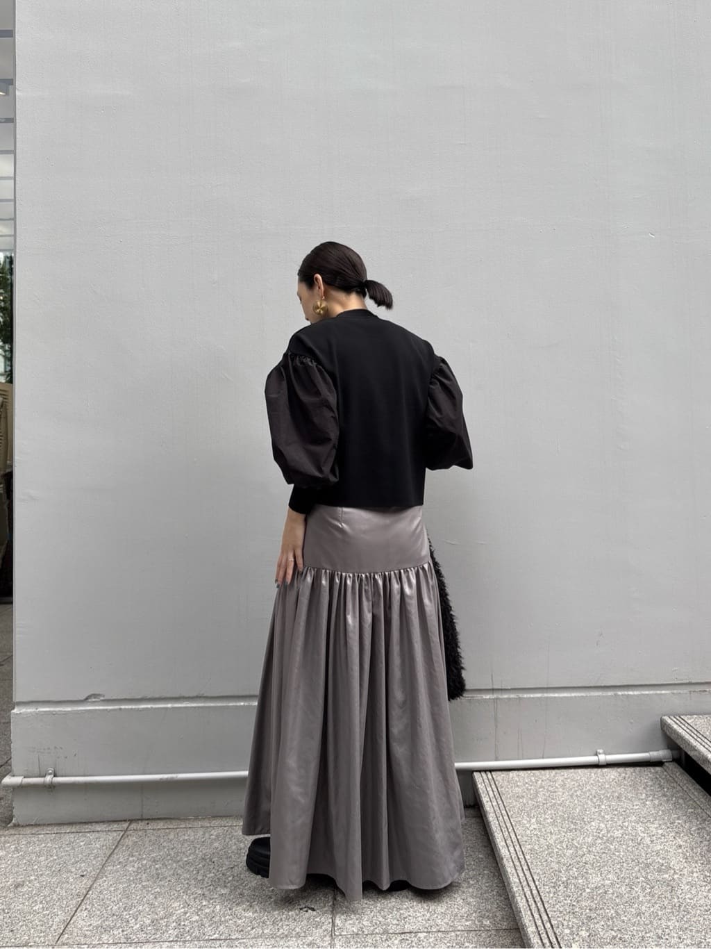 ayanoさんの「INDIVI｜レザーライクマキシスカート」を使ったコーディネート