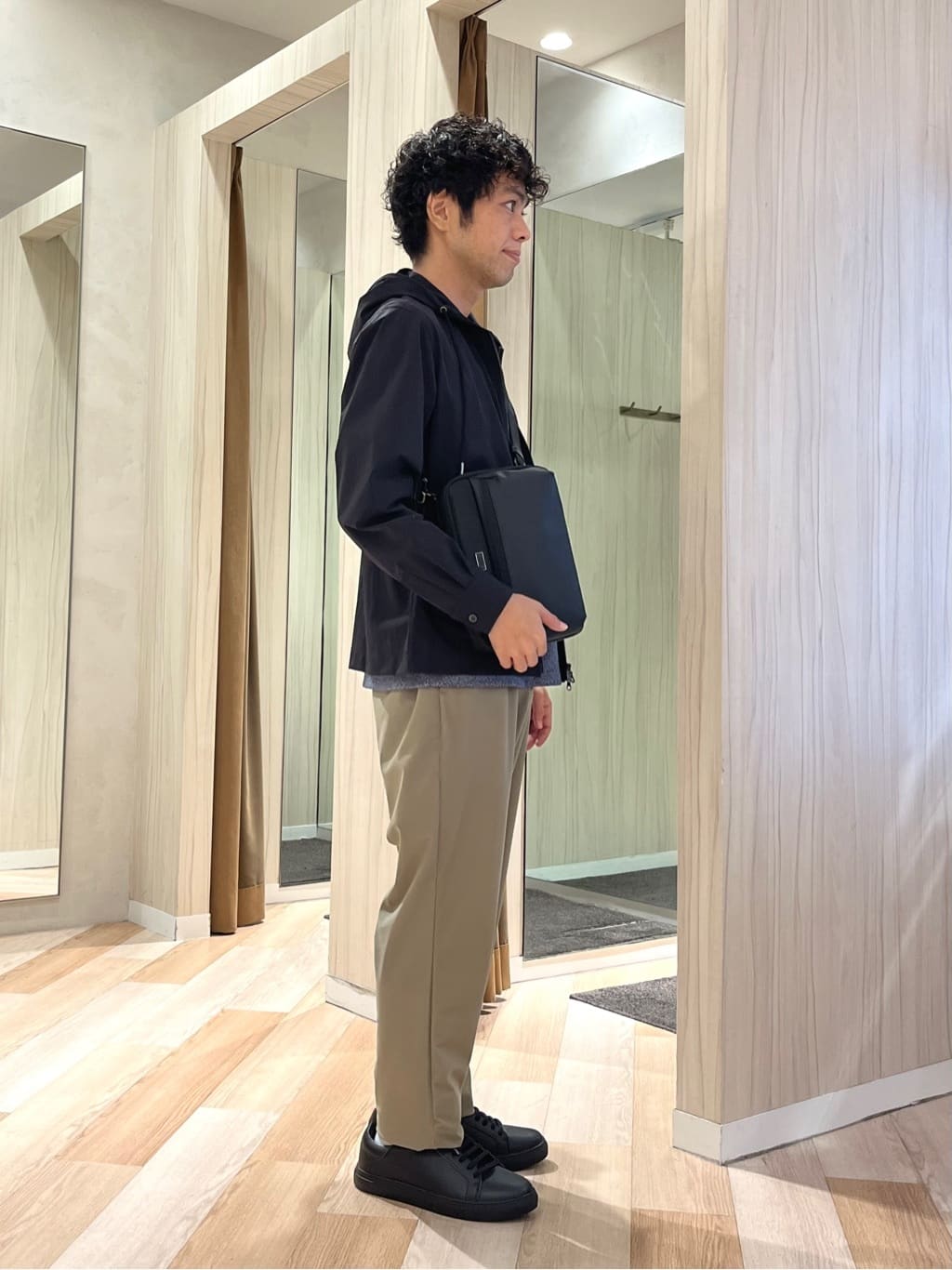 URAさんの「TAKEO KIKUCHI｜【3D ナイロン ストレッチ】ジップアップ フードブルゾン」を使ったコーディネート