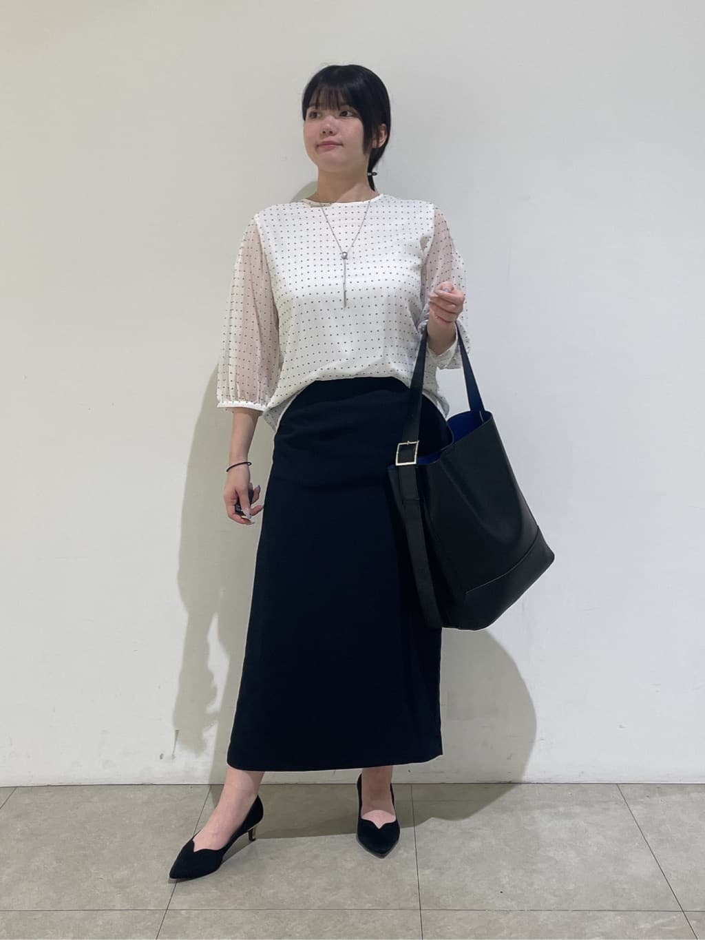 emikaさんの「INDIVI｜フロッキードットブラウス」を使ったコーディネート