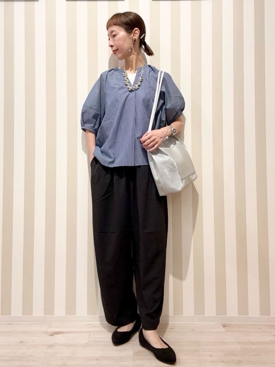 まつこさんの「SHOO･LA･RUE｜【S-LL/洗濯後しわになりにくい】ランタンスリーブで女性らしく 5分袖スキッパーブラウス」を使ったコーディネート