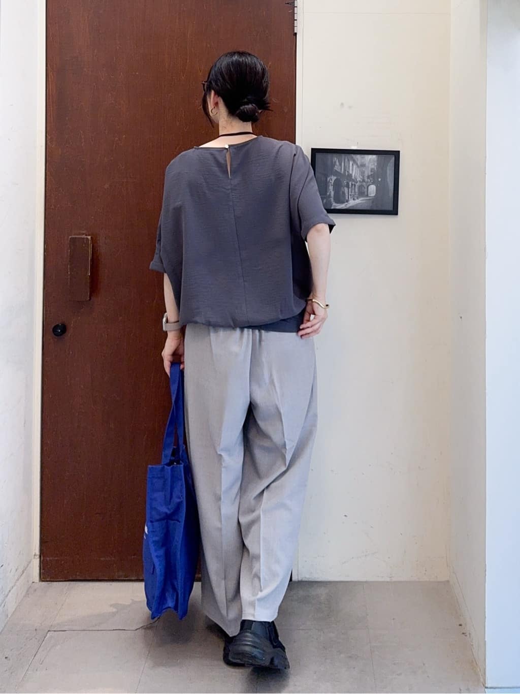 𝐇𝐢𝐫𝐨𝐦𝐢さんの「SHOO･LA･RUE｜【洗濯後しわになりにくい】さらっとタッチの 5分袖ドルマンブラウス」を使ったコーディネート