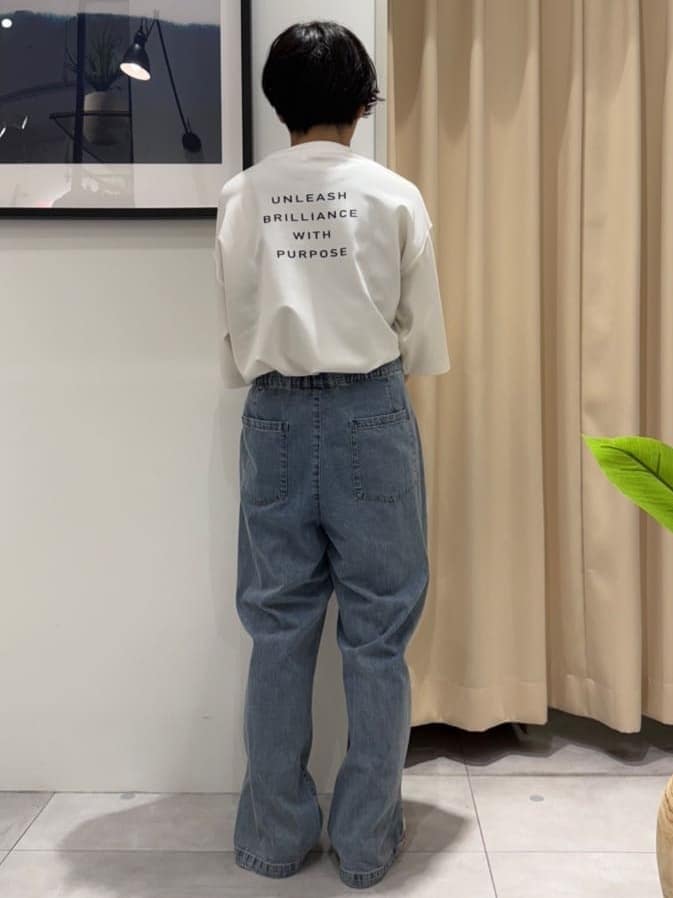 はさんの「THE SHOP TK｜ツータックワイドデニムパンツ」を使ったコーディネート