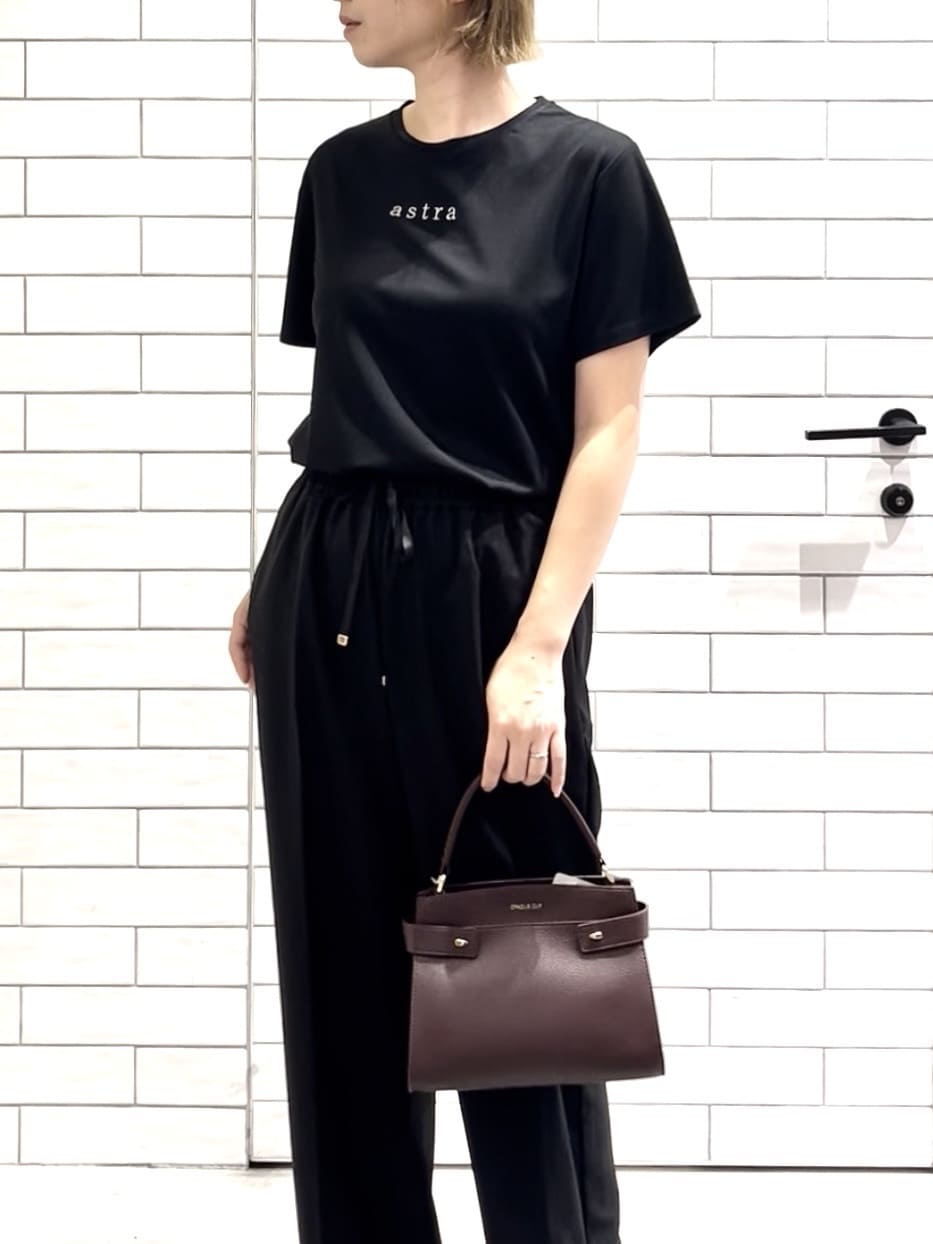 しおりさんの「OPAQUE.CLIP｜メタリック刺繍ロゴTシャツ【接触冷感／洗濯機洗い可】」を使ったコーディネート