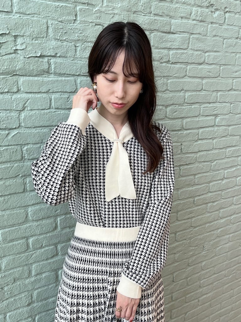 はばさんの「Couture brooch｜【クラシカル・大人上品】千鳥ジャカードニットプリーツスカート」を使ったコーディネート