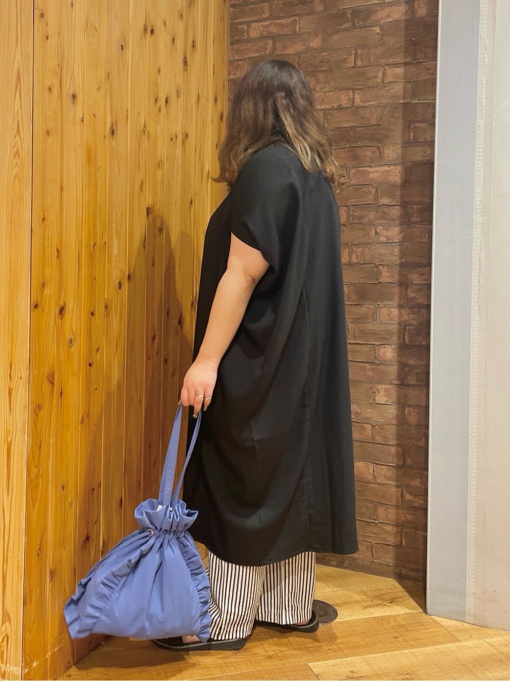 Risaさんの「SHOO･LA･RUE｜【S-LL】楽にサマ見え コクーンシルエットの涼やかワンピース」を使ったコーディネート