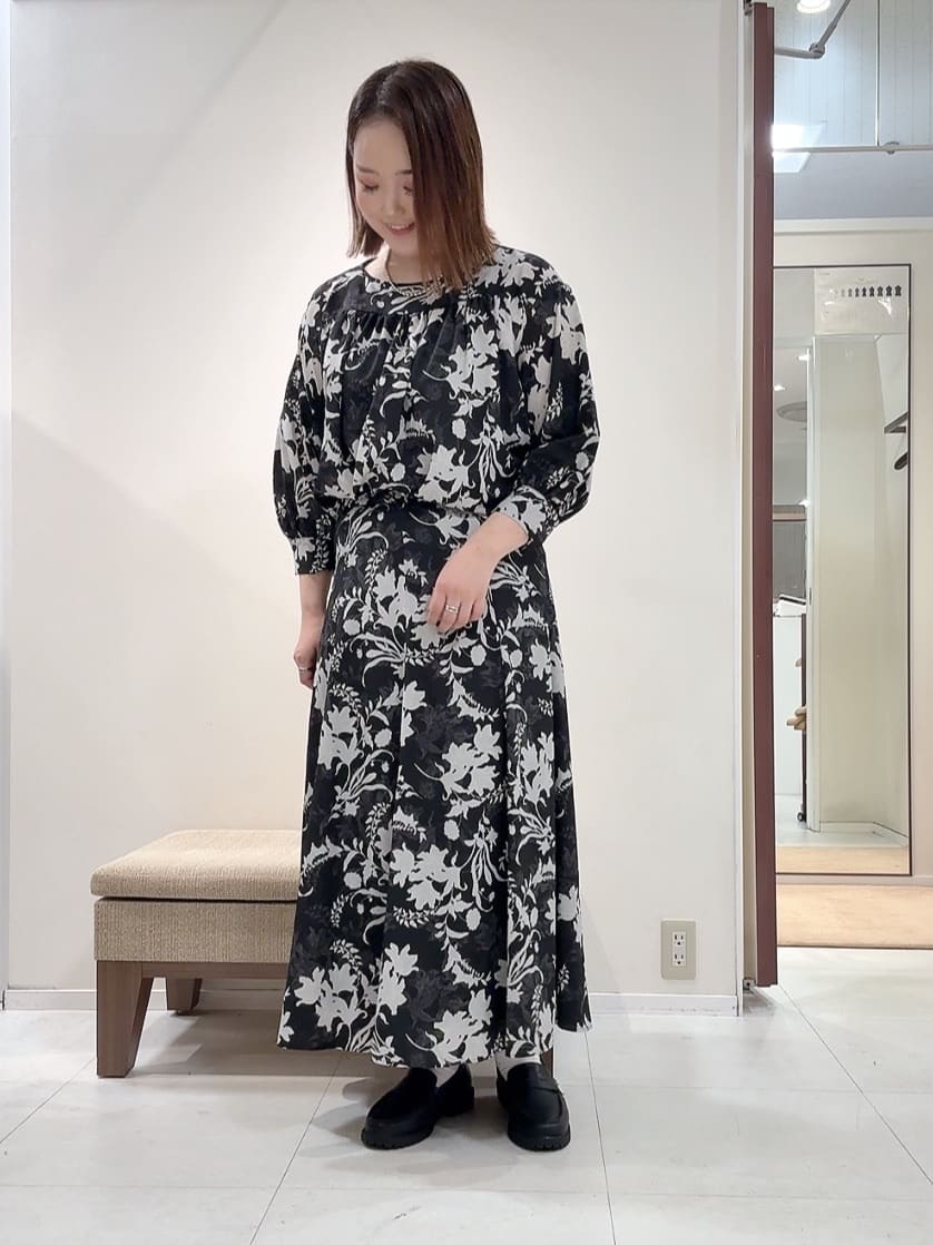 YUIさんの「UNTITLED｜【洗える/セットアップ可能】オーナメントフラワー ブラウス」を使ったコーディネート