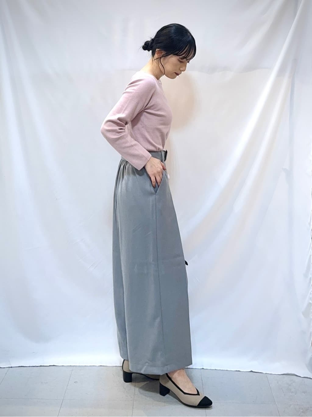 𝐇𝐢𝐫𝐨𝐦𝐢さんの「SHOO･LA･RUE｜【洗濯機可/S-LL】スカラップネックが上品な ビジュー付きニット」を使ったコーディネート