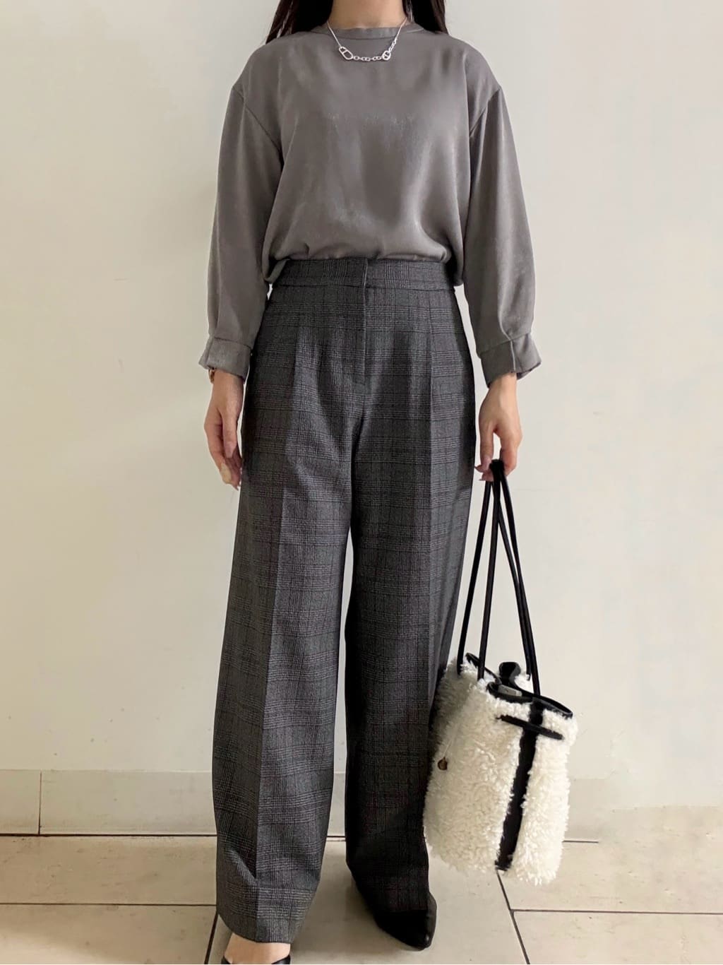kahoさんの「INDIVI｜【セットアップ可能】スエード調サテンブラウス」を使ったコーディネート
