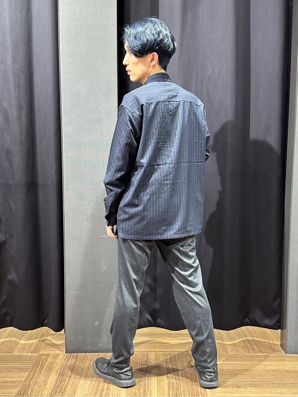 tomoyaさんの「THE SHOP TK｜ダブルポケットストライプ長袖シャツ 【洗濯機OK】」を使ったコーディネート