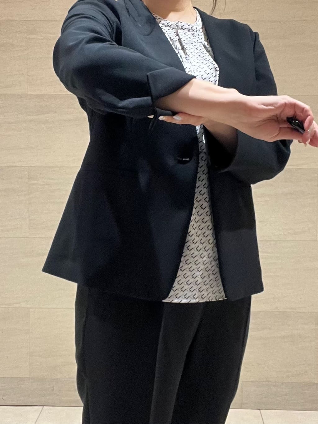 TOMOMIさんの「INDIVI｜【定番スーツ／UVケア／洗える】ウール調ノーカラージャケット」を使ったコーディネート