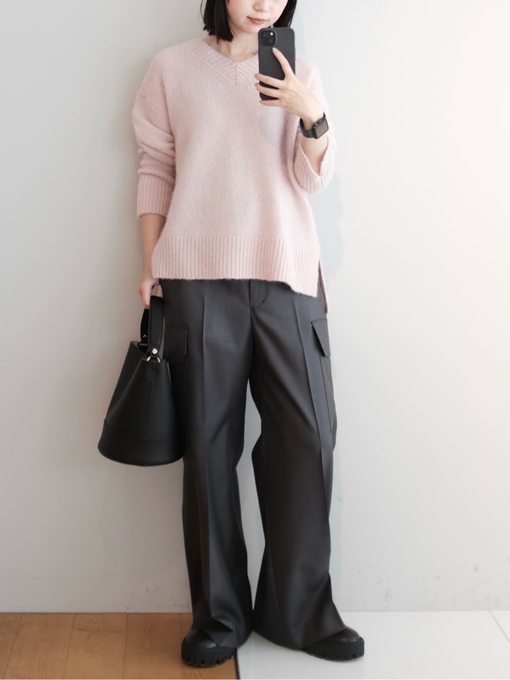 Kishimotoさんの「DRESSTERIOR｜アルパカブレンドVネックニット」を使ったコーディネート
