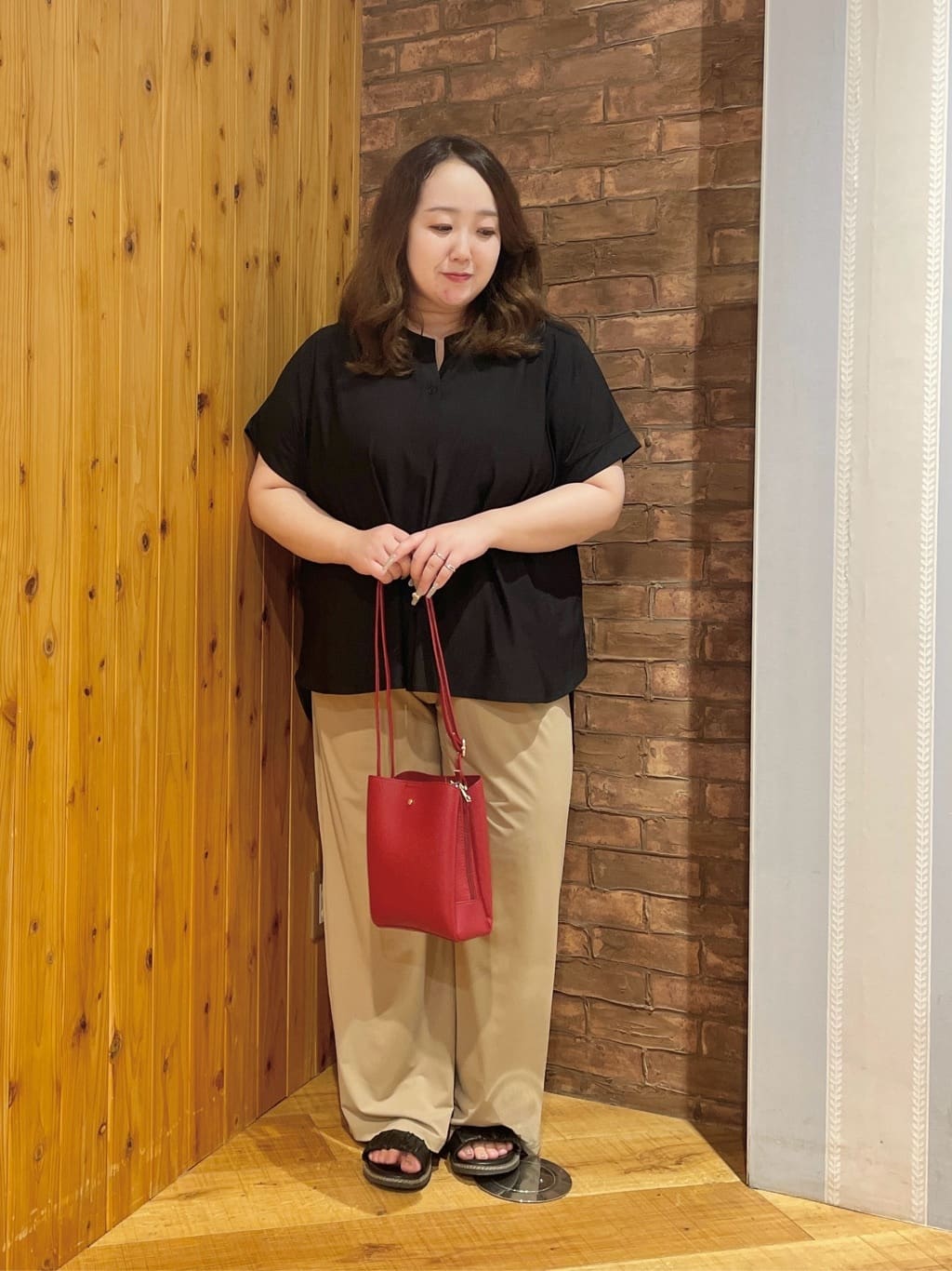 Risaさんの「SHOO･LA･RUE｜【S-LL】さらりとしたタッチが上品見え ワンボタンデザイン トップス」を使ったコーディネート