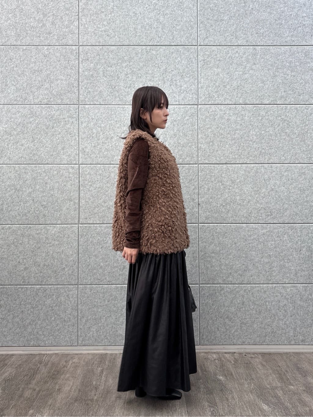 erikaさんの「INDIVI｜レザーライクマキシスカート」を使ったコーディネート