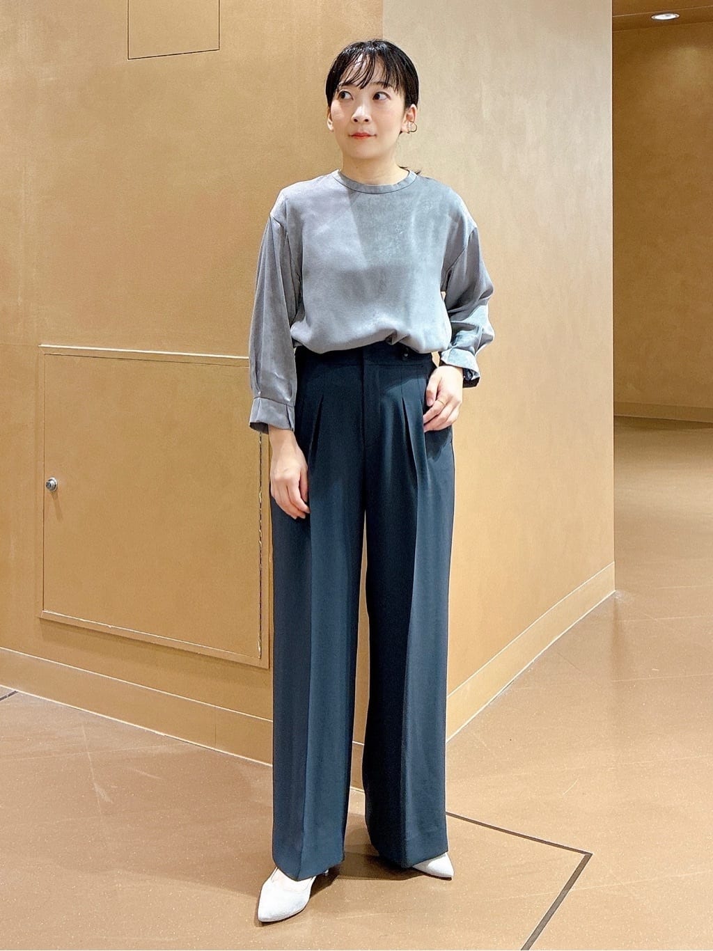 hattoriさんの「INDIVI｜【セットアップ可能】スエード調サテンブラウス」を使ったコーディネート
