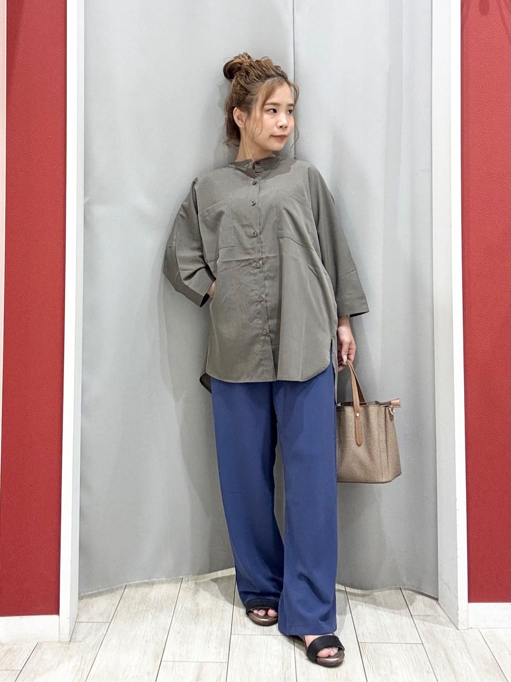 shioさんの「SHOO･LA･RUE｜【S-LL/洗濯後しわになりにくい】コットン風 前あきドルマンブラウス」を使ったコーディネート