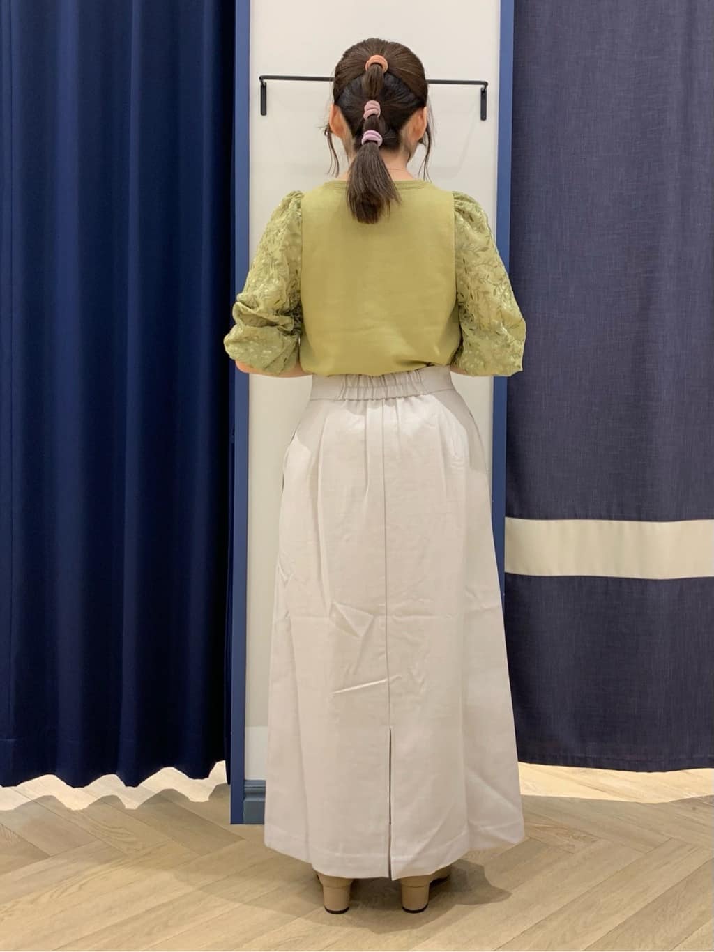 mokaさんの「grove｜【二の腕カバー】繊細さと上品さをまとう袖刺繍プルオーバーニット」を使ったコーディネート