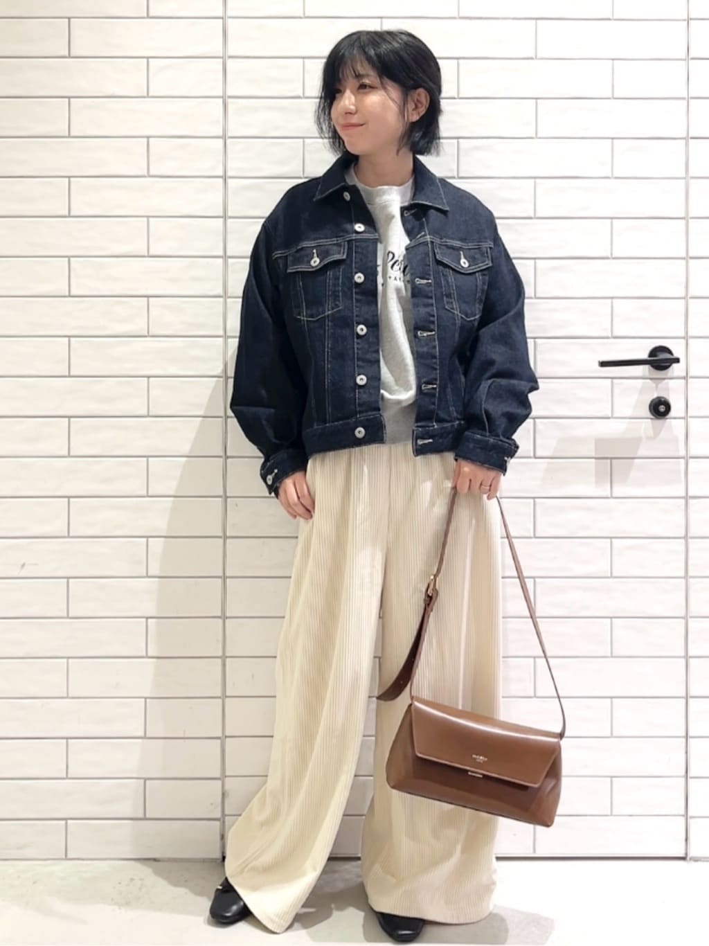 しおりさんの「OPAQUE.CLIP｜ゴーデュロイジャージイージーワイドパンツ【洗濯機OK】」を使ったコーディネート