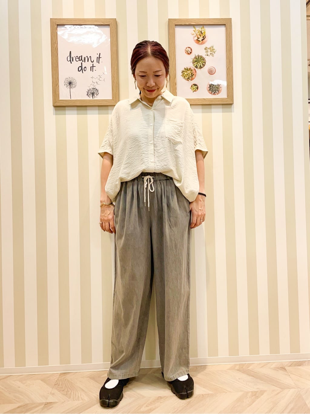エモさんの「SHOO･LA･RUE｜【洗える/S-LL/5分袖】1枚でも羽織としても。さらさらドレープシャツ」を使ったコーディネート