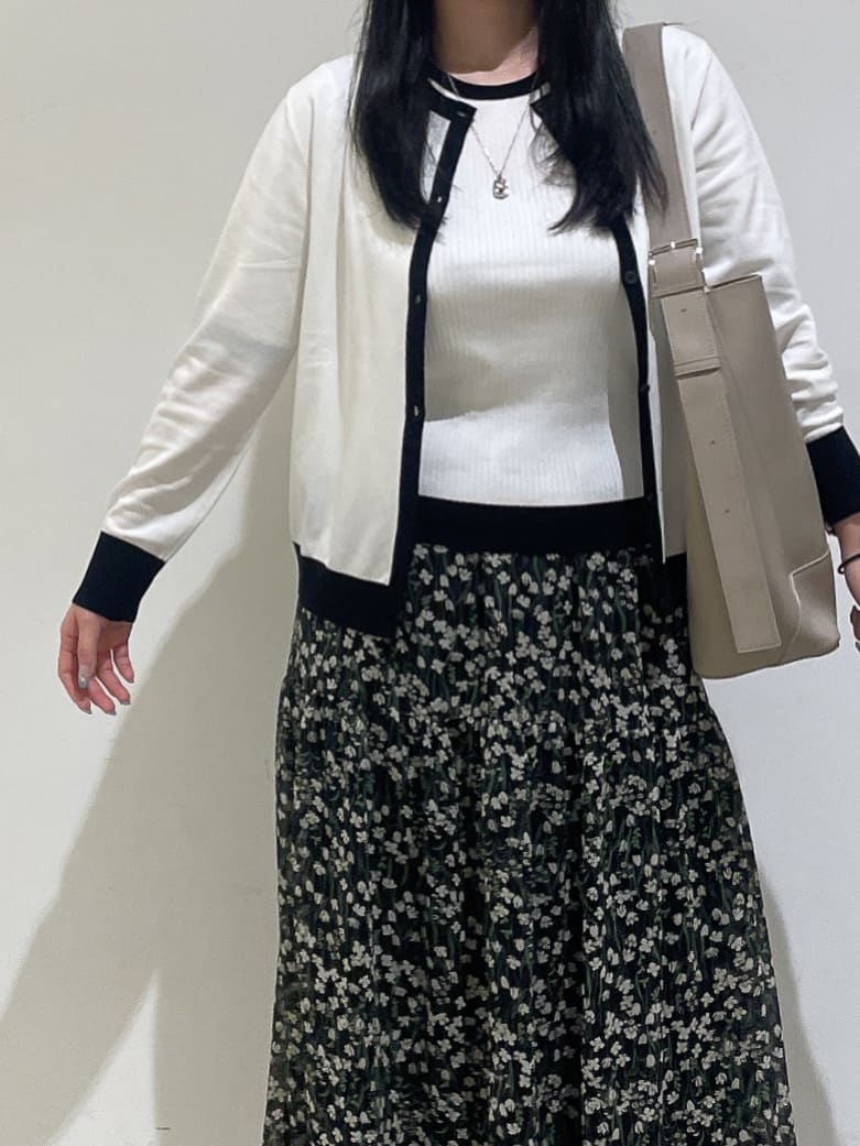 emikaさんの「INDIVI｜【通年活躍！／アンサンブル可能】クルーネックカーディガン」を使ったコーディネート