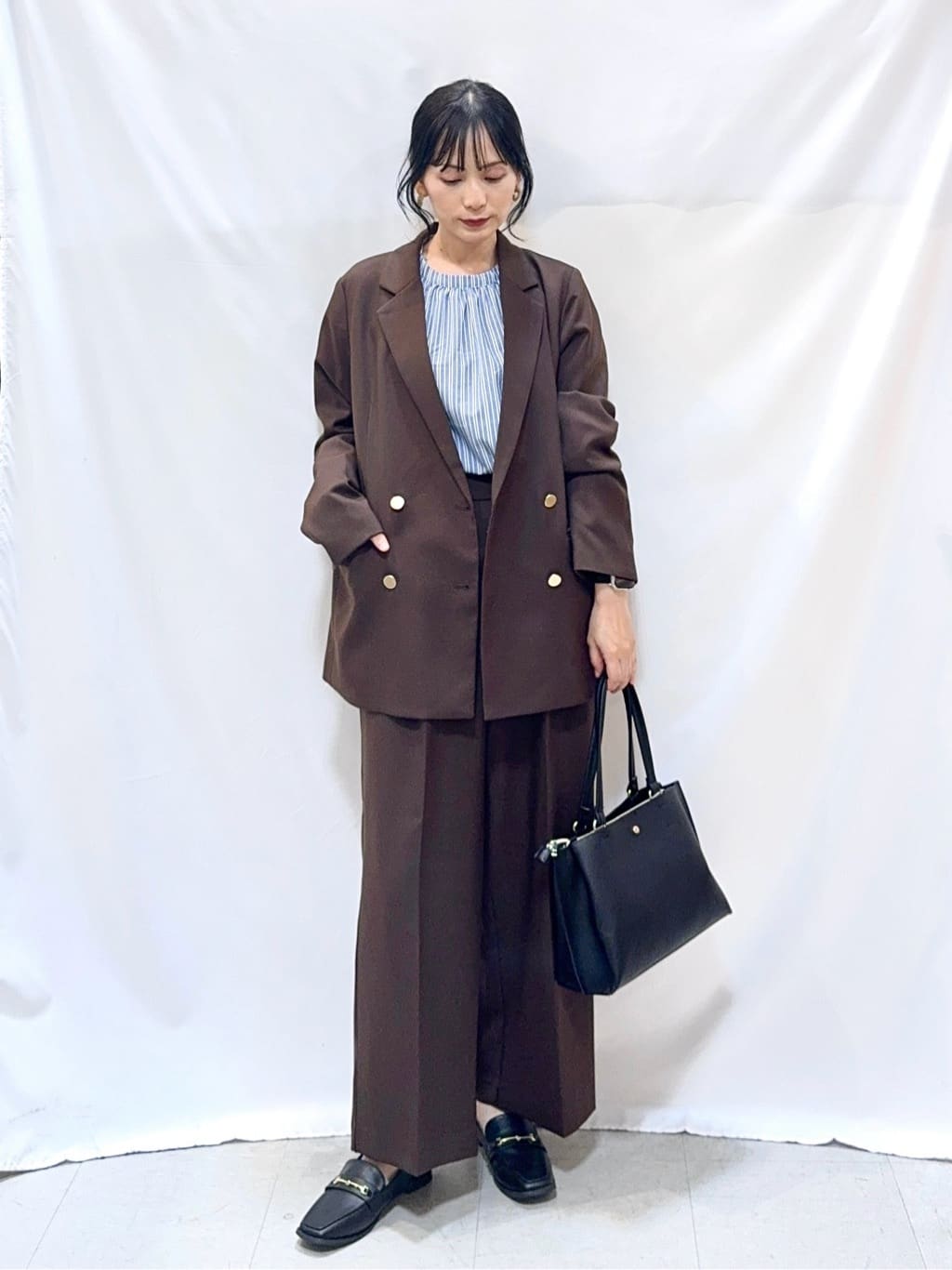 𝐇𝐢𝐫𝐨𝐦𝐢さんの「SHOO･LA･RUE｜【S-LL】キャンディースリーブが女性らしい マルチストライプブラウス」を使ったコーディネート