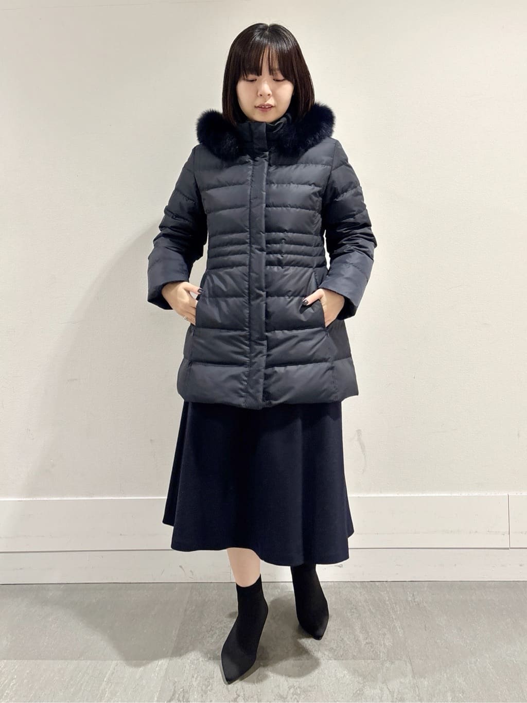 モエカさんの「UNTITLED｜【はっ水機能/フード取り外し可】ミディダウンコート」を使ったコーディネート