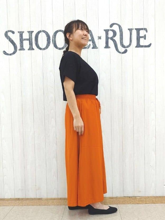 とろろさんの「SHOO･LA･RUE｜【S-LL/裏地ひんやり】スカート見えで上品に マットサテンスカーチョ」を使ったコーディネート