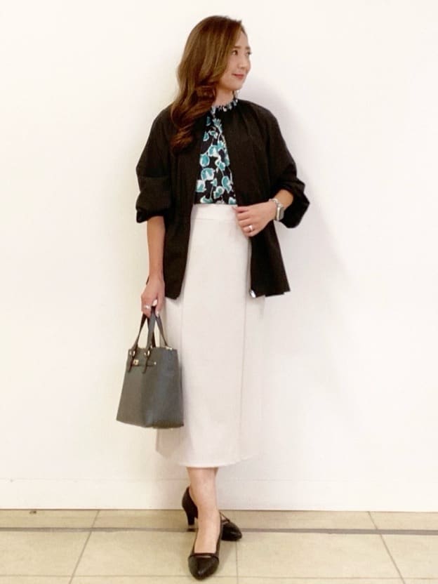 NAKAさんの「Reflect｜【ジャケットのインナーにおすすめ◎】花柄タックデザインブブラウス」を使ったコーディネート