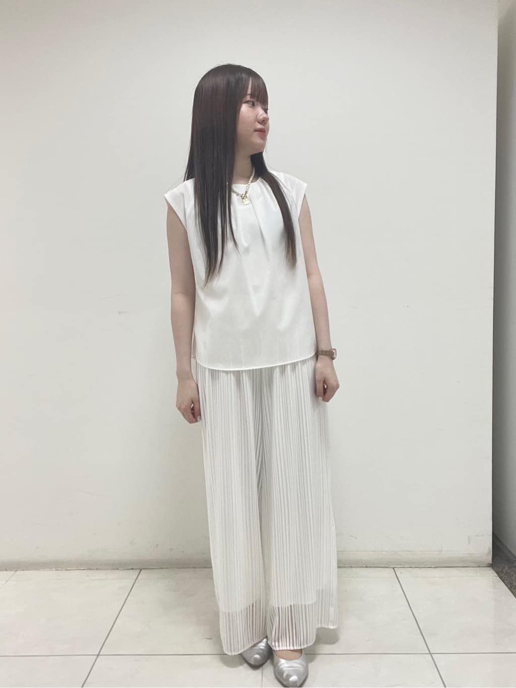mさんの「INDIVI｜【軽く羽織れる】ボレロカーディガン」を使ったコーディネート