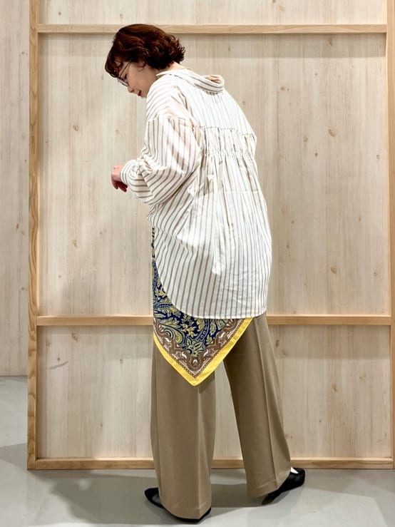 nakoさんの「THE SHOP TK｜【後ろ姿もサマになる】ストライプ バックシャーリングシャツ/体型カバー/洗える」を使ったコーディネート