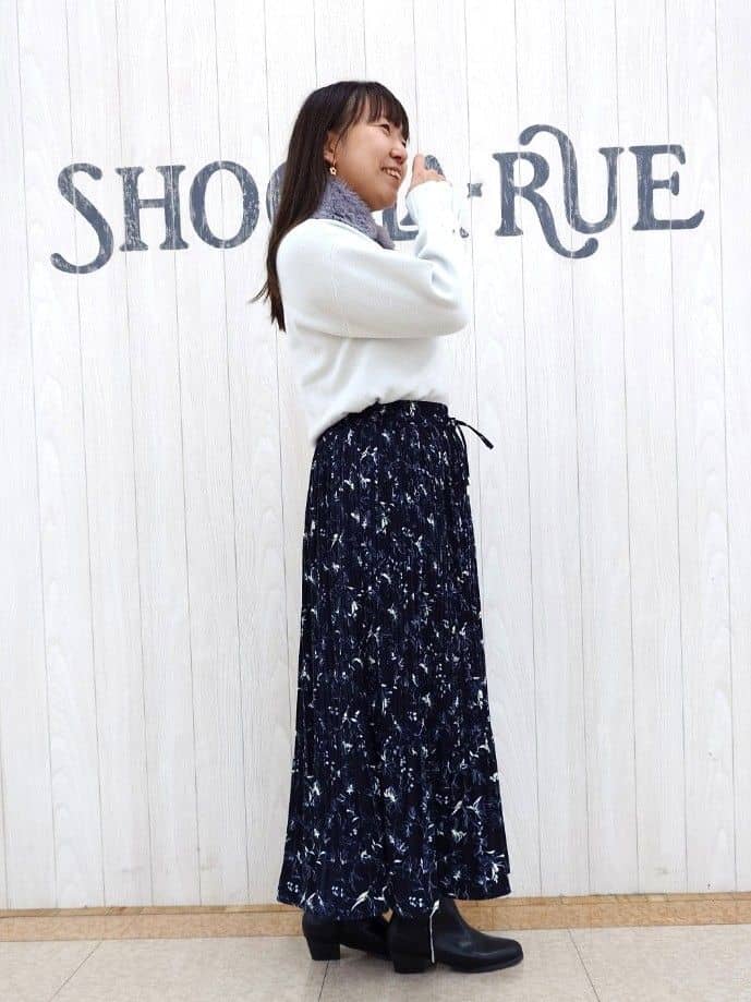 とろろさんの「SHOO･LA･RUE｜ファー&times;パール風付きニットティペット」を使ったコーディネート