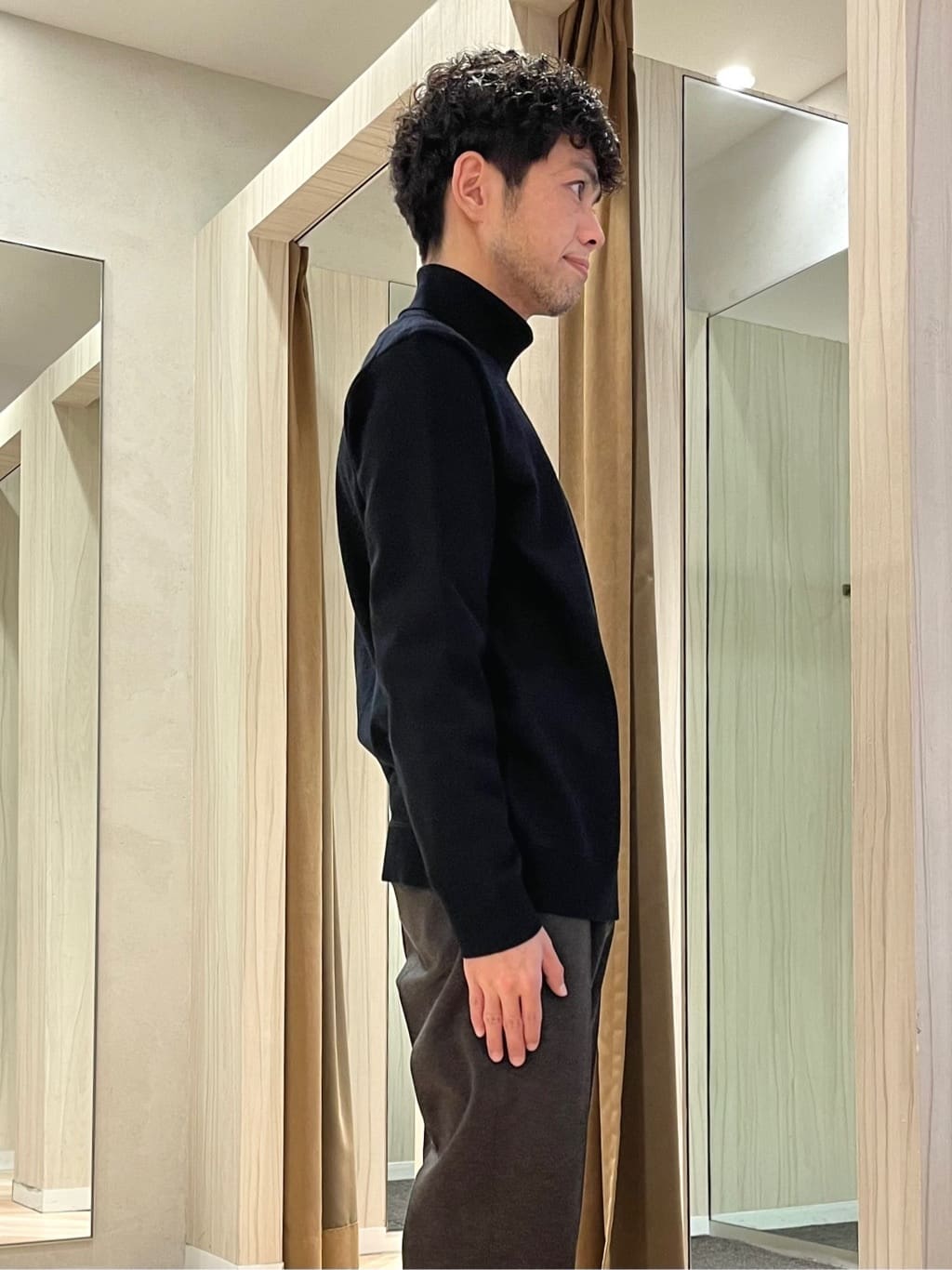URAさんの「TAKEO KIKUCHI｜アンチピリング タートルネック ニット」を使ったコーディネート