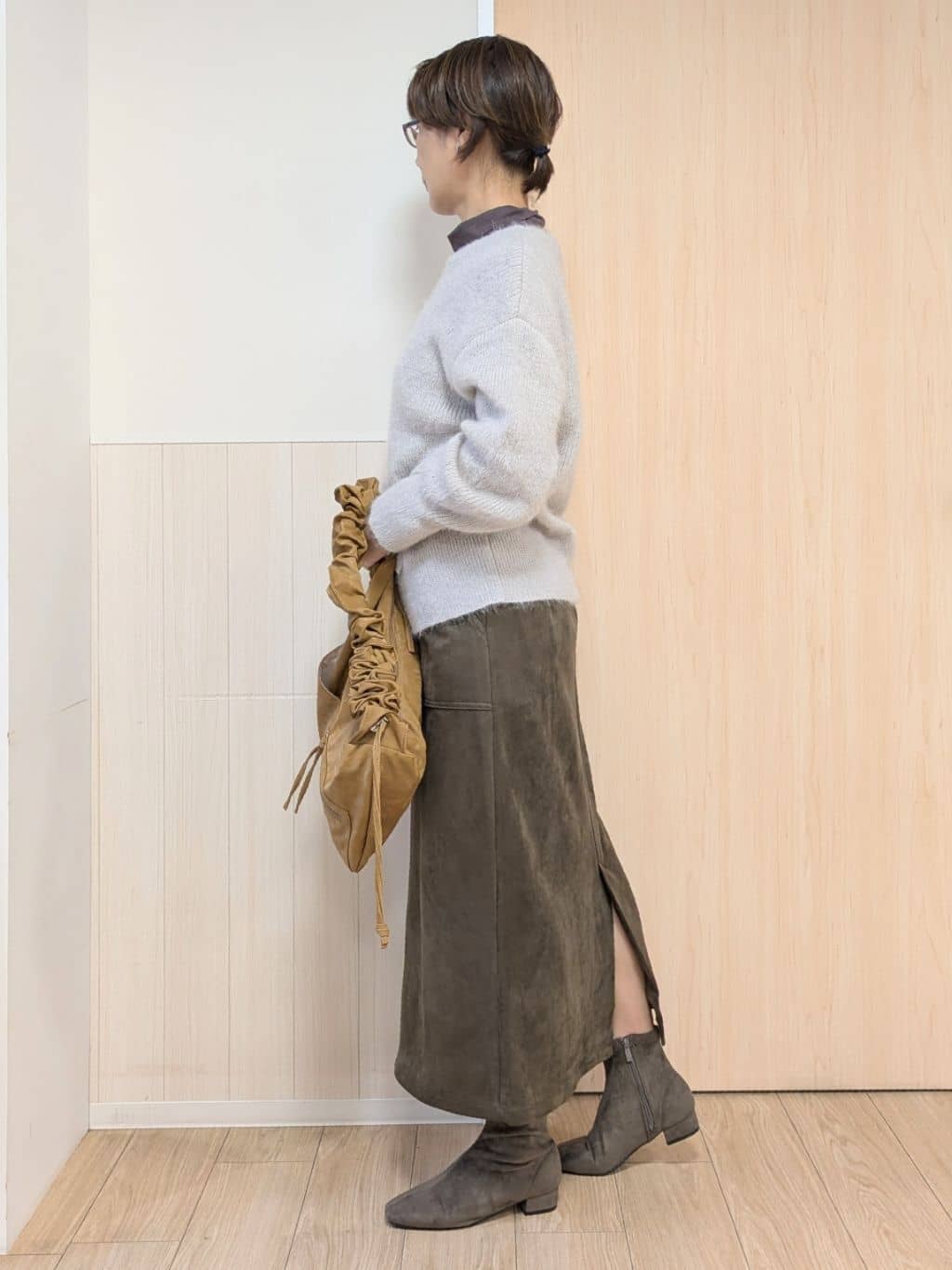 YuAさんの「SHOO･LA･RUE｜【洗濯機可】上品できれい見え フェイクスエード ナロースカート」を使ったコーディネート