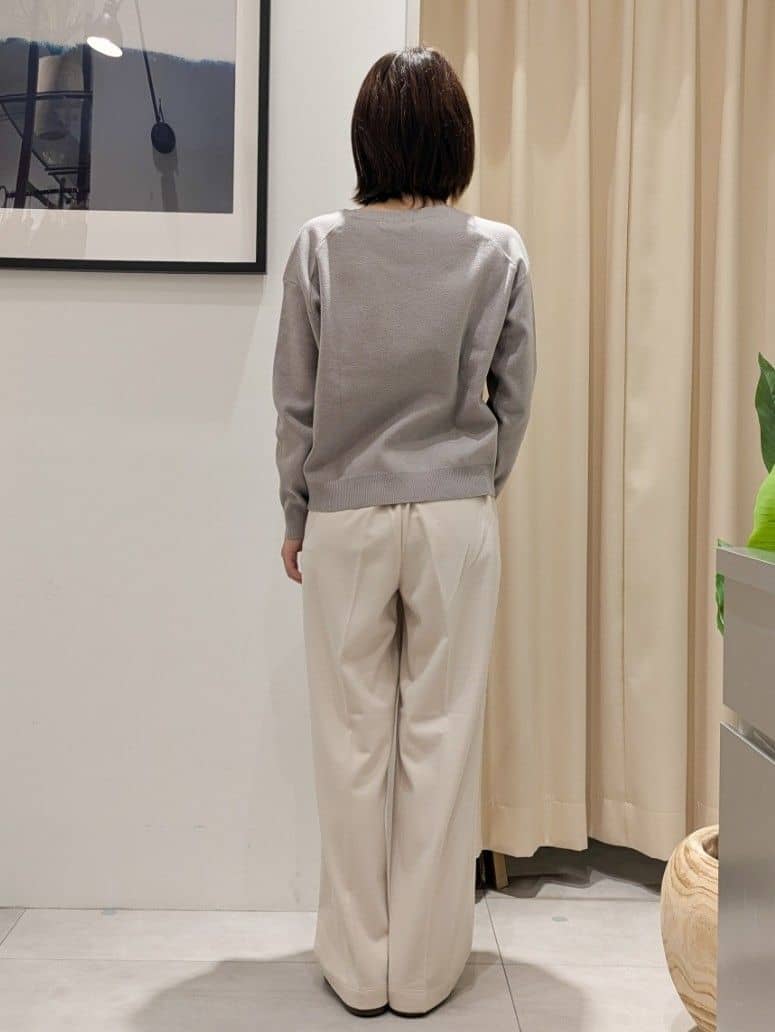 なめさんの「THE SHOP TK｜【すっきりシルエットが叶う】大人のためのVネックニット/毛玉になりにくい/静電気防止/洗濯機OK」を使ったコーディネート