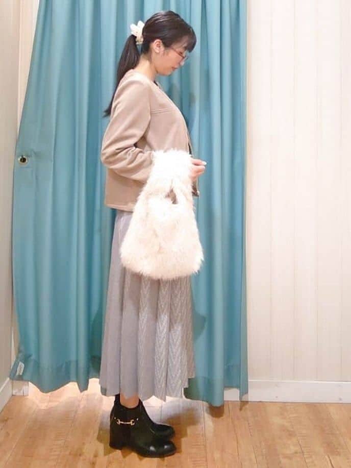 hanaさんの「SHOO･LA･RUE｜【洗濯機可/S-LL】スカラップネックが上品な ビジュー付きニット」を使ったコーディネート