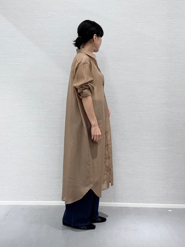 Yukoさんの「UNTITLED｜【ニットと重ね着に/前開きボタン】シアーロングシャツ」を使ったコーディネート