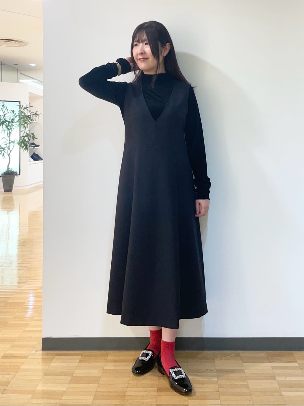 フナキさんの「UNTITLED｜【Aライン/ワンピース】Vネックジャンパースカート」を使ったコーディネート