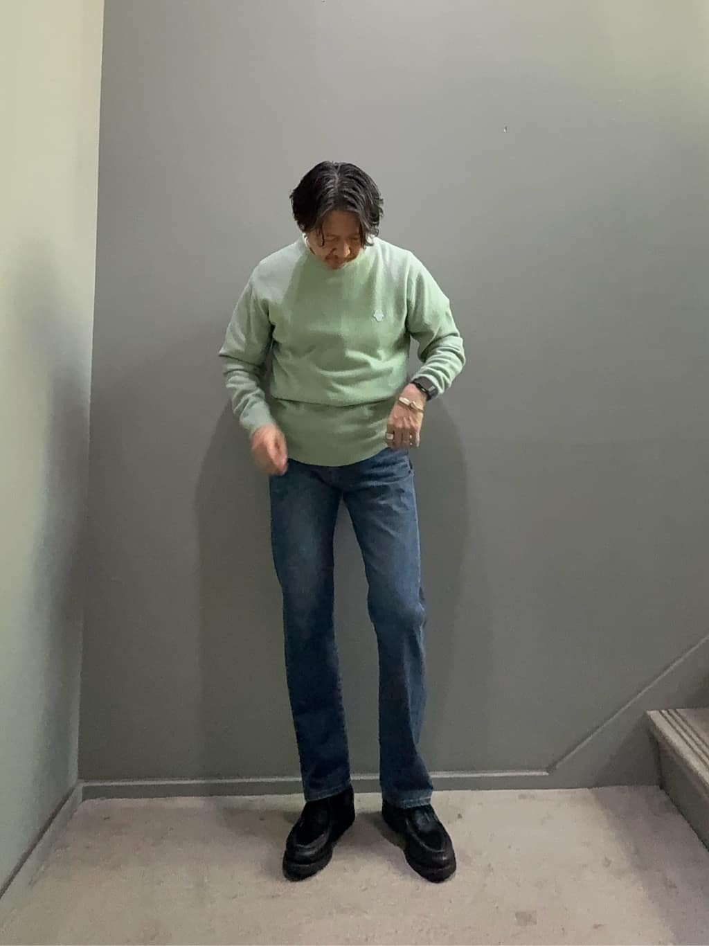 デザイナーTAKEman さんの「TAKEO KIKUCHI｜【Air Palette Knit】ワンポイント カラーニット プルオーバー」を使ったコーディネート