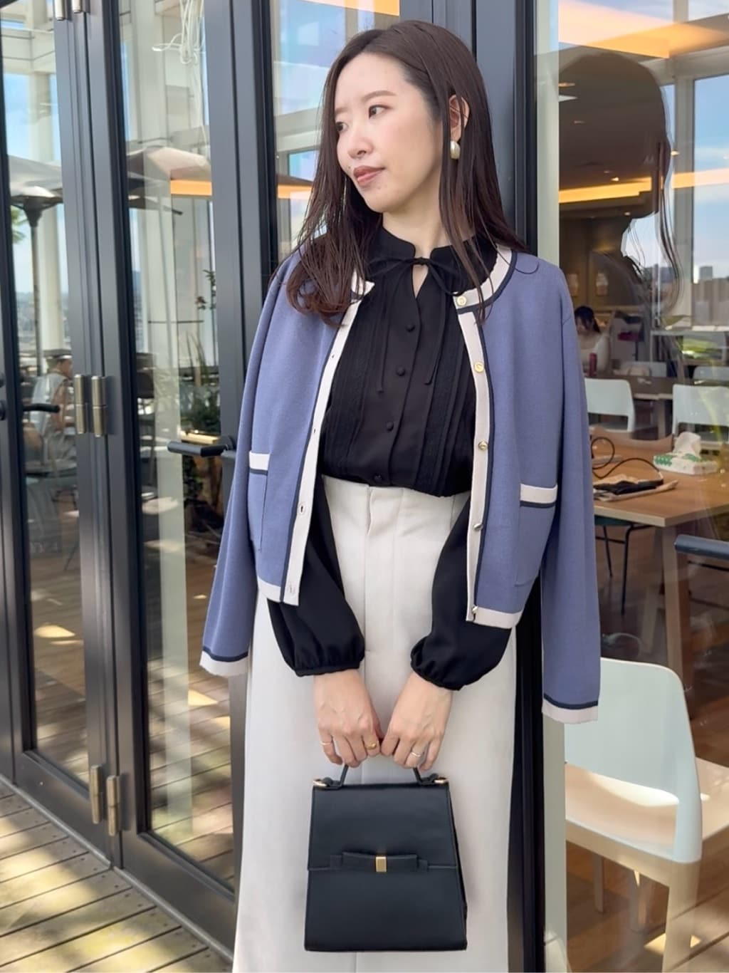 teiさんの「Couture brooch｜【高見え・通勤・大人可愛い】配色総針スカラカーディガン」を使ったコーディネート