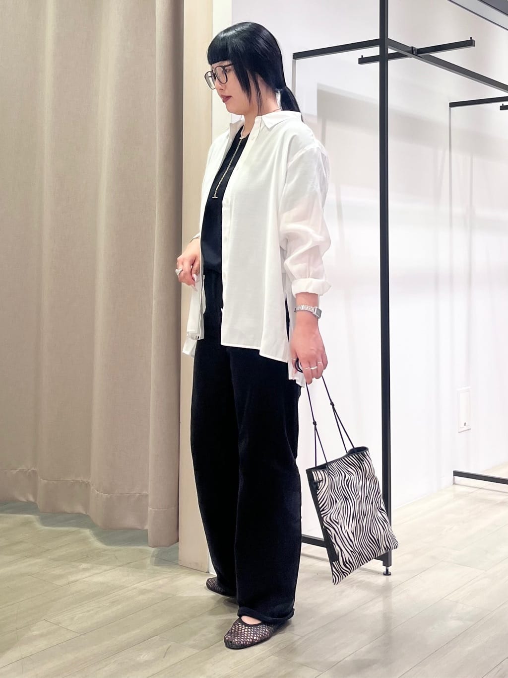 hasuさんの「INDIVI｜【体型カバー／清涼感】シアーオーバーシャツ」を使ったコーディネート