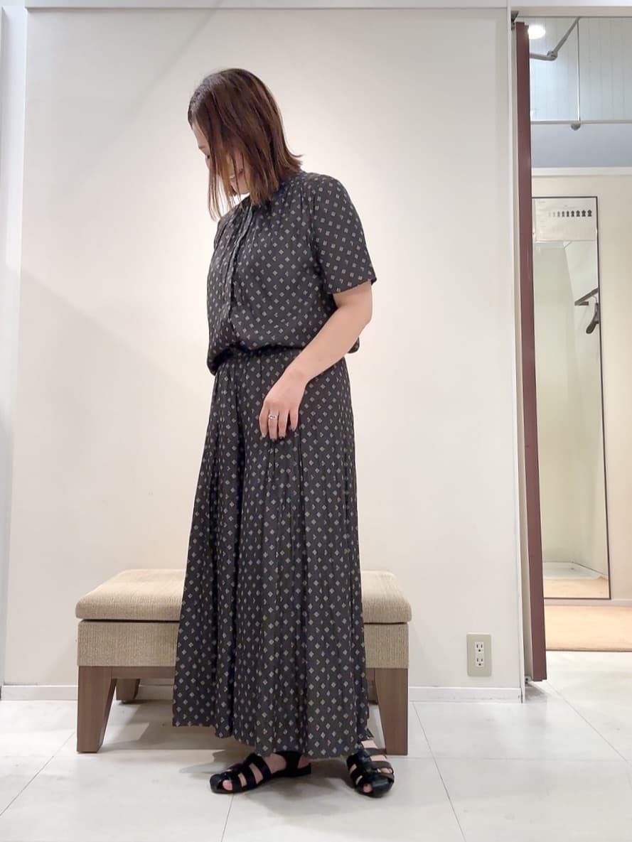 YUIさんの「UNTITLED｜【セットアップ可/リラクシー/通勤】スクエアジオメ柄ブラウス」を使ったコーディネート